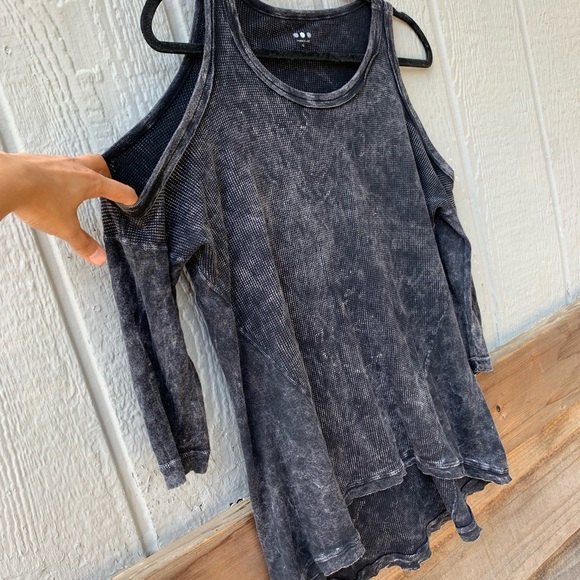 Three Dots thermal high low cold shoulder top - Picture 7 of 11